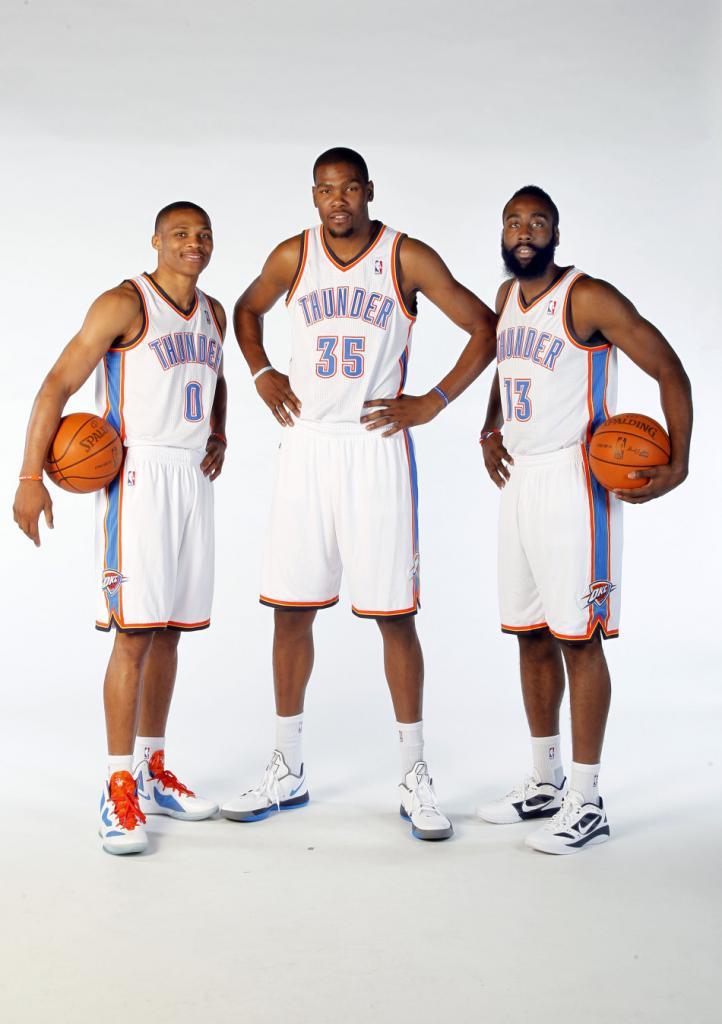 新一轮篮球比赛争夺开始,球队实力对比引人瞩目的简单介绍 新一轮篮球比赛争夺开始,球队实力对比引人瞩目的简单介绍