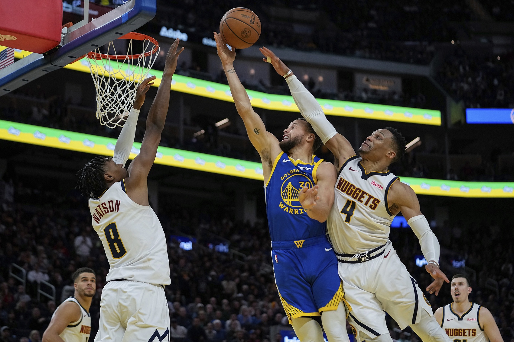 开云体育中国官网-包含火箭外线射手精准命中关键三分，助球队逆转比分的词条