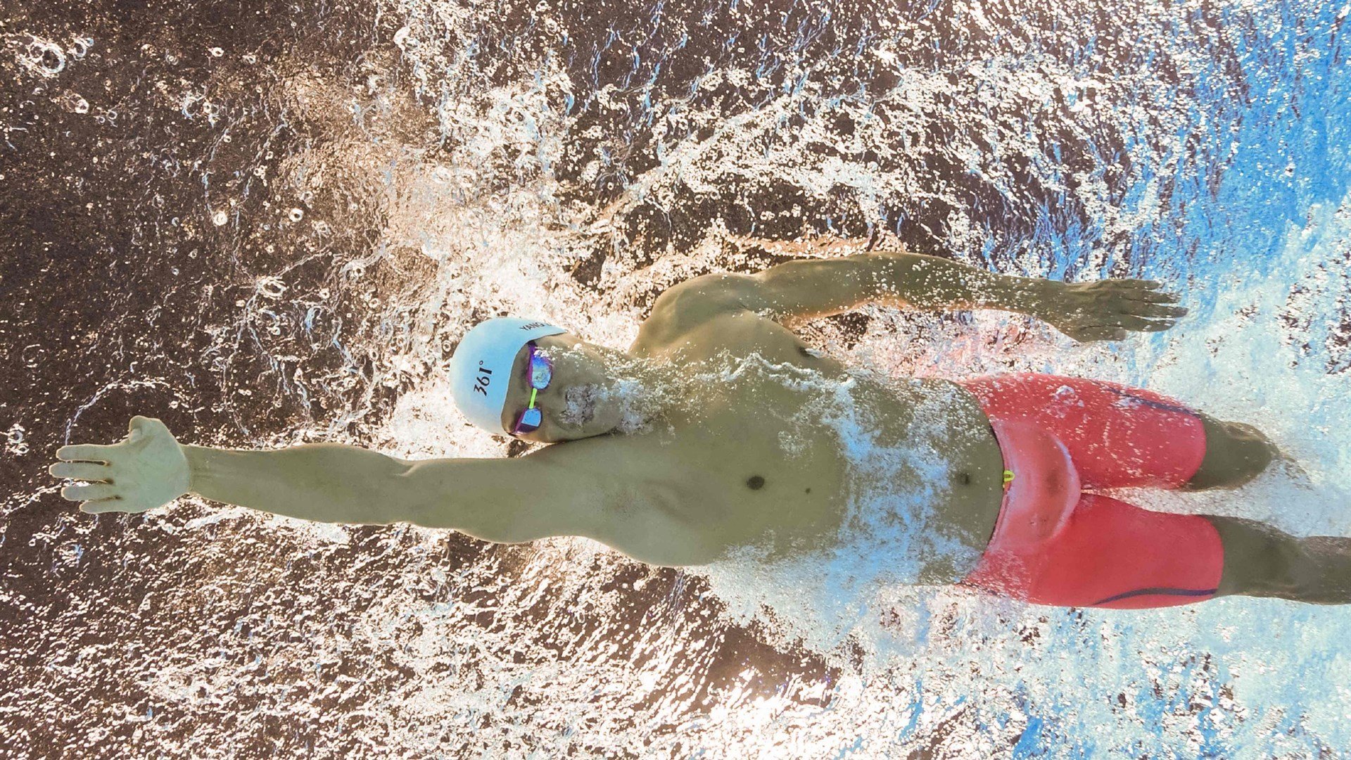 当东方奇迹遇见西方战神，拉齐奥翻盘日本，莱万生死战接管西决